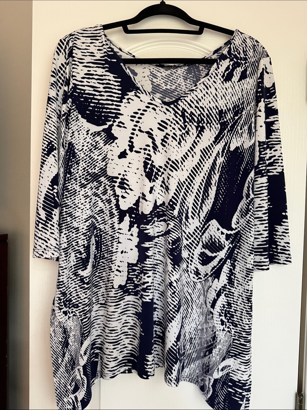 Clara Sun Woo Navy & White Abstract V-Neck Flow Tunic